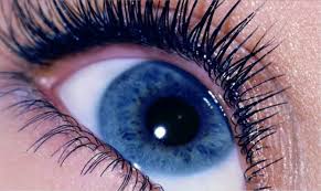 Acu ēnas, kas vislābāk piestāvēs zilu acu īpašniecēm | SKATIES