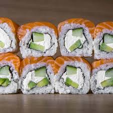 Sushi Philadelphia Maki, suši ar svaigu lasi un Filadelfijas sieru.