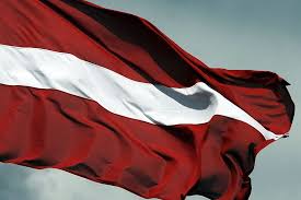 Netīrs un nošņurcis karogs. Vai kāds vispār kontrolē Latvijas karogu  stāvokli? | Praktiski.lv